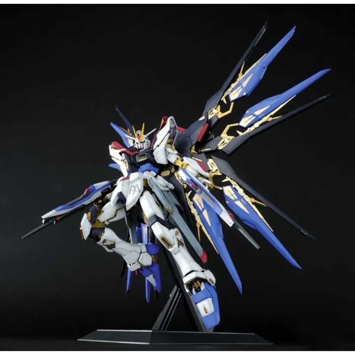 Bandai PG Strike Freedom Gundam Mobile Suit Gundam SEED Destiny (1/60)