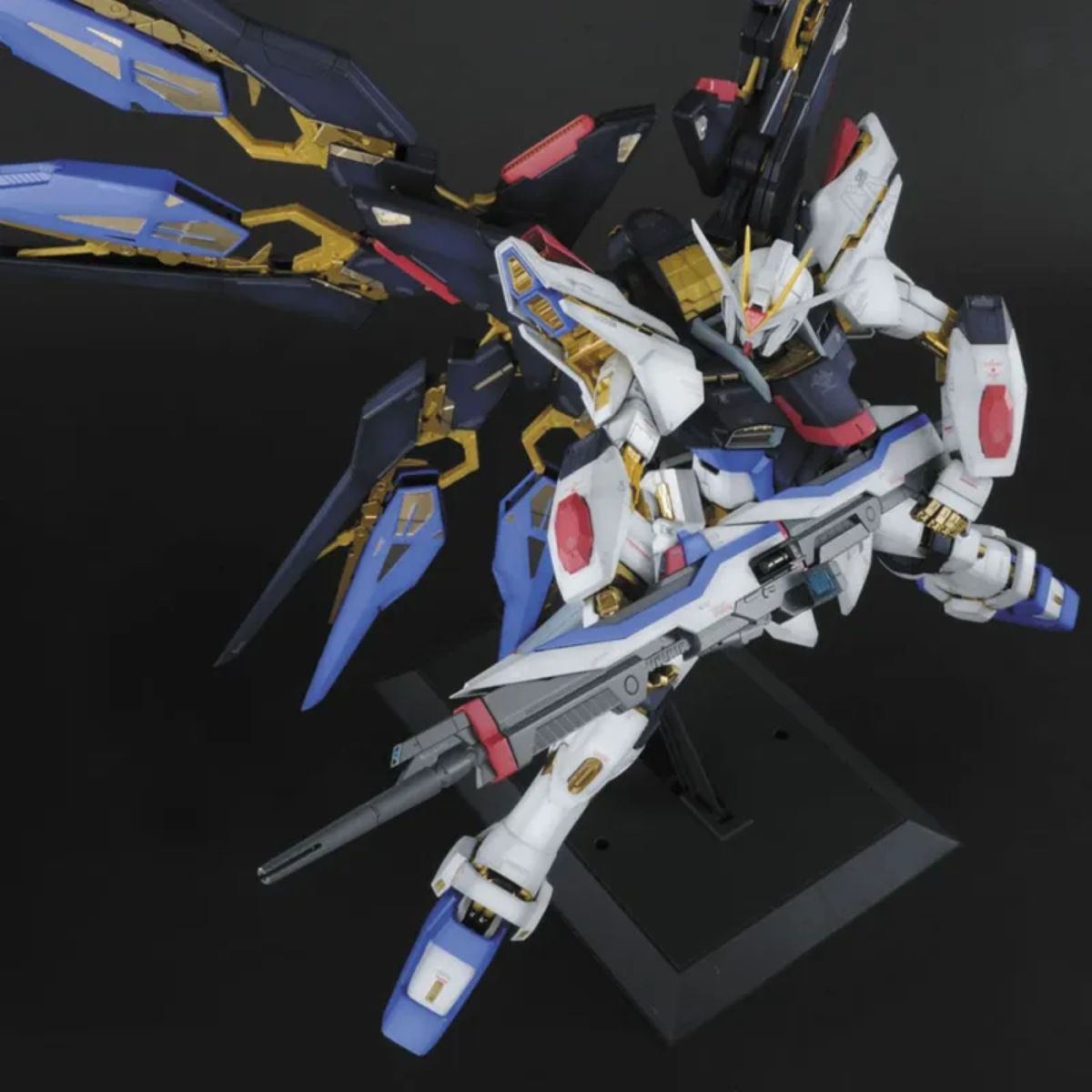 Bandai PG Strike Freedom Gundam Mobile Suit Gundam SEED Destiny (1/60)